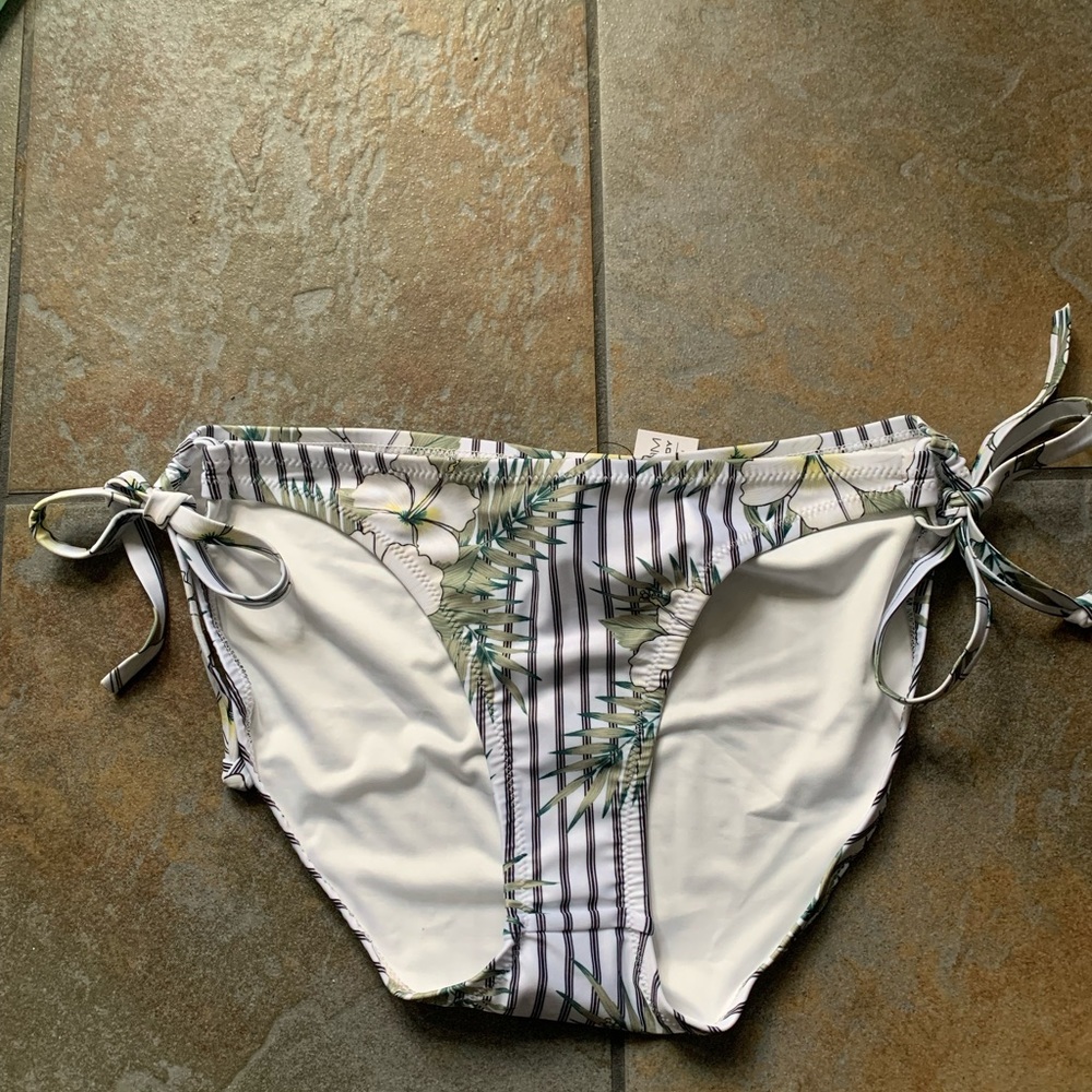*****CLEARANCE*****
Volcom full coverage bathing suit bottom! NWT - 14W